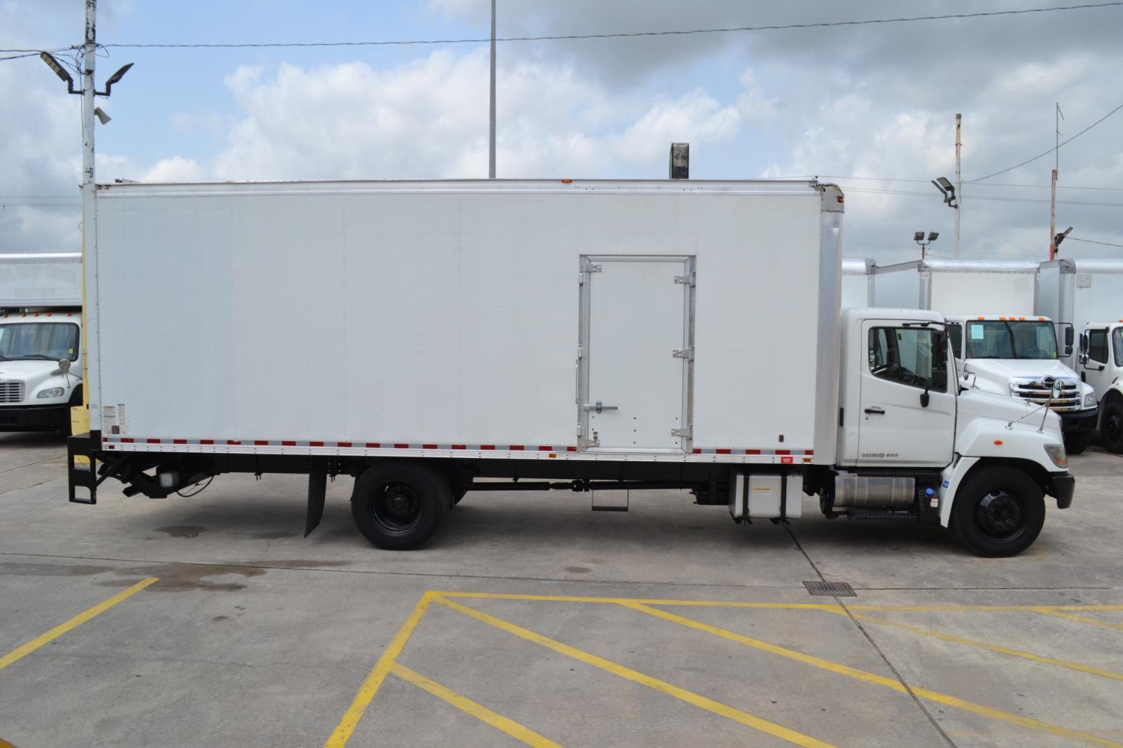 2016 WHITE /BLACK HINO 268 with an JO8E-VC 7.7L 220HP engine, ALLISON 2500RDS AUTOMATIC transmission, located at 9172 North Fwy, Houston, TX, 77037, (713) 910-6868, 29.887470, -95.411903 - 25,950LB GVWR NON CDL, MORGAN 26FT BOX, 109" X102", MAXON 3,300LB CAPACITY STEEL LIFT GATE, DUAL 50 GALLON FUEL TANKS, POWER WINDOWS, LOCKS, & MIRROS - Photo#3